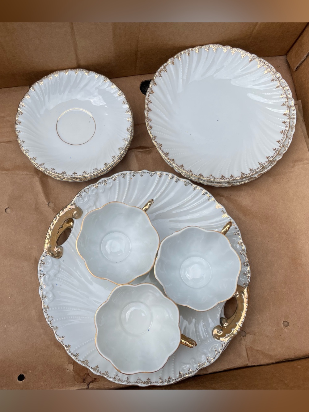 VINTAGE PLATE SET